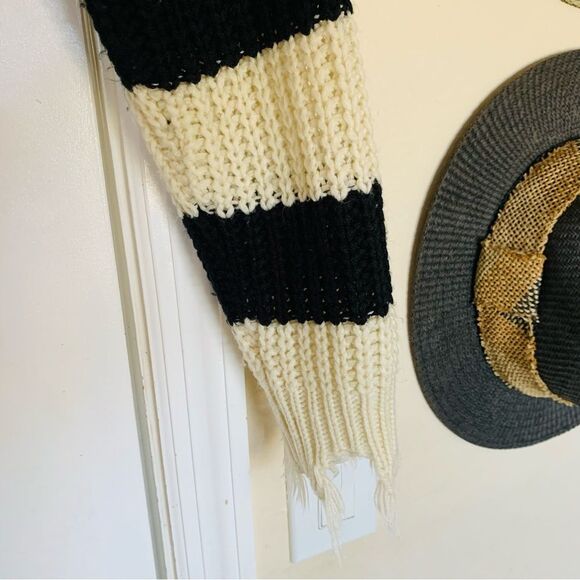 Boutique La Miel (WildFox Inspired) Chunky Knit Sweater | Size: M/L - Picture 4 of 6